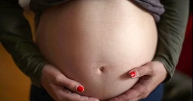 بي بي سي تتهم مذيعة بخرق قواعد الحياد بعد استخدامها مصطلح ‘نساء’ بدلاً من ‘أشخاص حاملين’ في تصريحها – فيديو