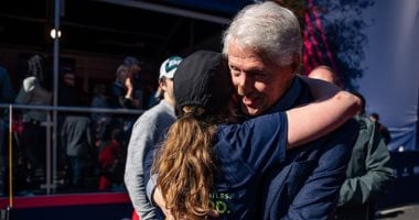 بيل كلينتون يثير المخاوف حول صحته بعد ظهور نادر بضمادة على وجهه