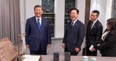 تحذير من التجسس: رئيس الصين يتبادل المزاح مع نظيره الكوري الجنوبي بعد تقديمه هاتفين ذكيين