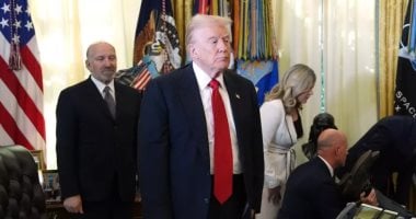 ترامب يتفاعل بشكل غير متوقع بعد إغماء أحد الحاضرين في المكتب البيضاوي: صور وفيديو توضح الحدث