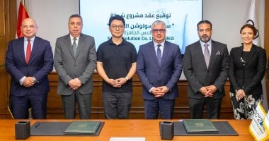 توقيع عقد تعاون بين رئيس اقتصادية قناة السويس وشركة ساميل سولوشن في مجال صناعة الملابس الجاهزة