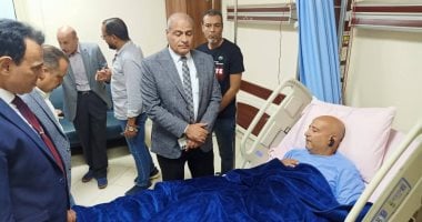 زيارة رئيس كهرباء شمال القاهرة والنقابة العامة للمرافق لموظف التحصيل بالمستشفى