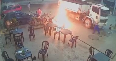 عود كبريت يتسبب في اندلاع حريق هائل بمطعم داخل محطة وقود في البرازيل – فيديو