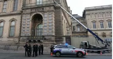 متحف اللوفر يتخذ إجراءات عاجلة بعد تعرضه لسرقة مجوهرات التاج الفرنسي