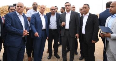 وزير الإسكان يزور مشروع الإسكان المتوسط ويستعرض تطوير الطرق في حدائق أكتوبر