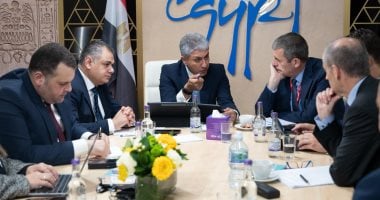 وزير السياحة يلتقي بمسؤولي شركات الطيران العالمية لتعزيز التعاون المهني