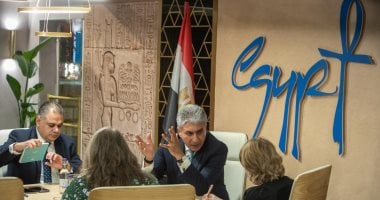 وزير السياحة يلتقي بممثلي اتحاد وكلاء وشركات السفر البريطانية لتعزيز التعاون السياحي