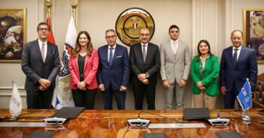 وزير قطاع الأعمال العام يشهد توقيع عقد تمويل لإنشاء أول مصنع لإنتاج أقراص وحبيبات الكلور