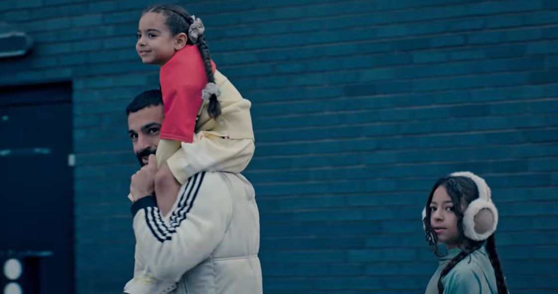 محمد صلاح مع بناته مكة وكيان