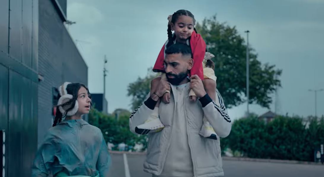 محمد صلاح مع بناته مكة وكيان