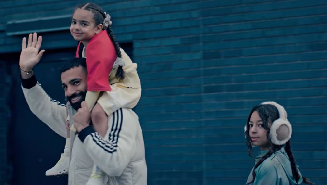 محمد صلاح مع بناته مكة وكيان