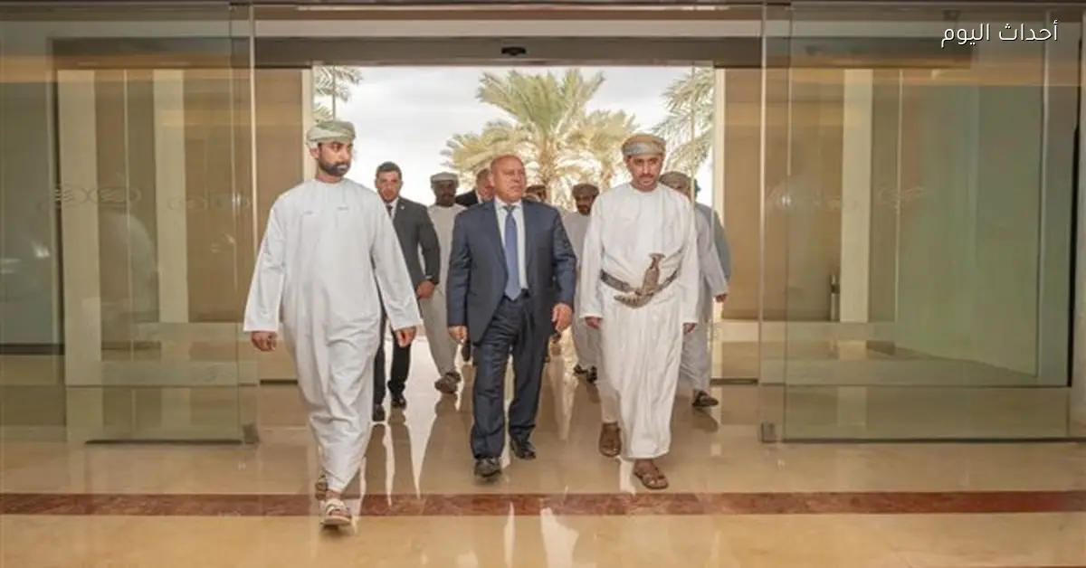 وزير الصناعة يتفقد ميناء صحار والمنطقة الحرة