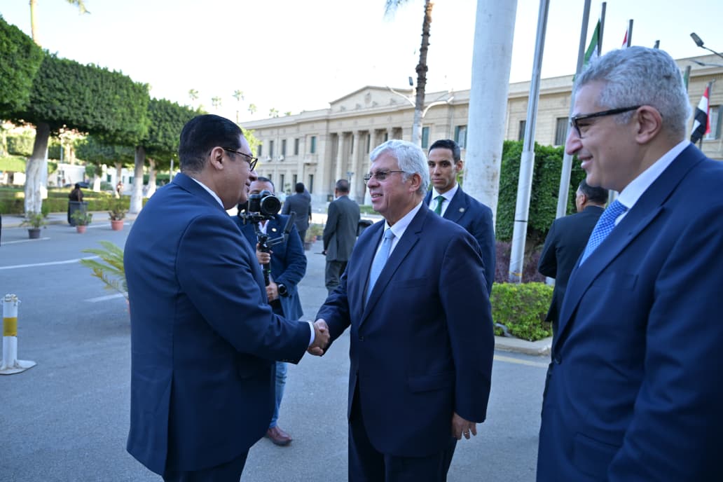 رئيس جامعة القاهرة يستقبل وزير <a href=