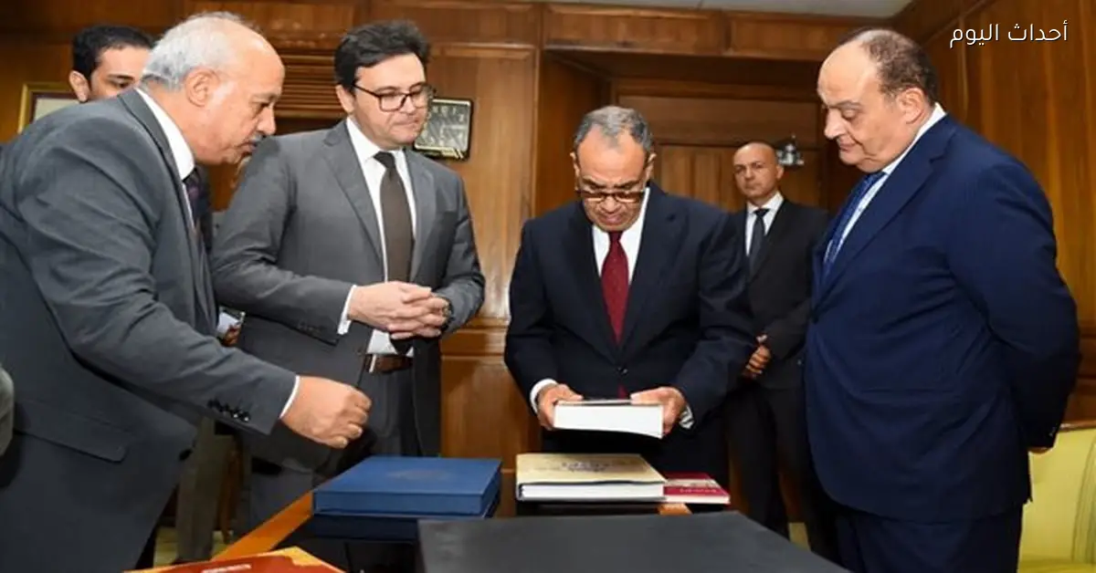 وزير الخارجية يتسلم وثائق وخرائط تاريخية بعد ترميمها في دار الكتب