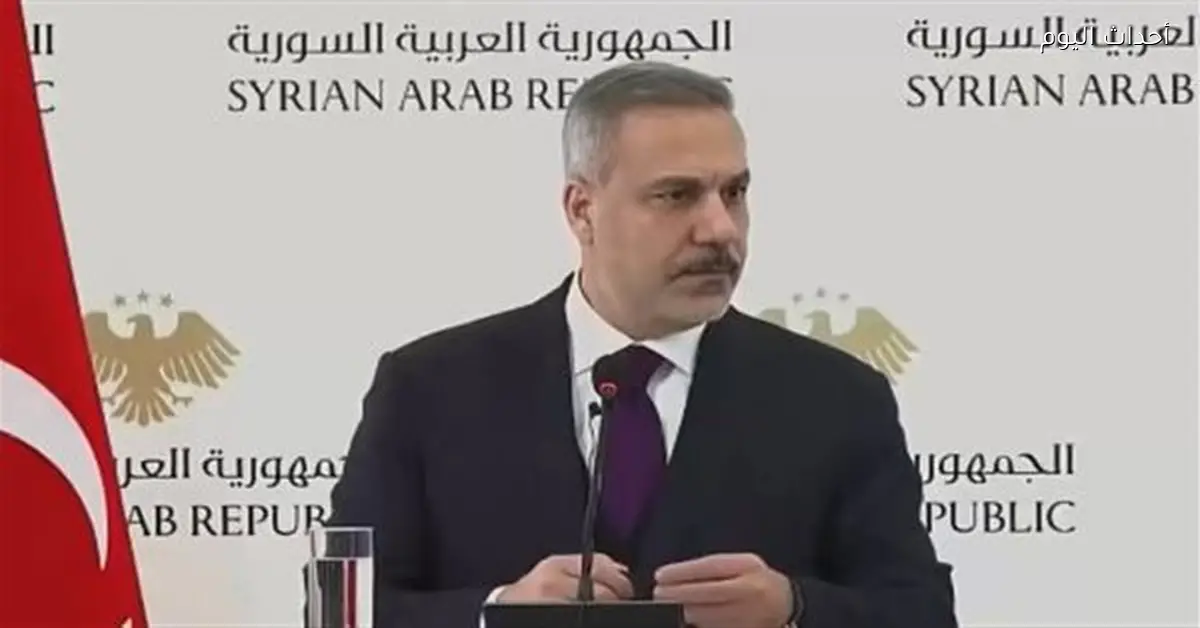 سوريون ينهون مؤتمر وزير خارجية تركيا أثناء حديثه عن فلسطين