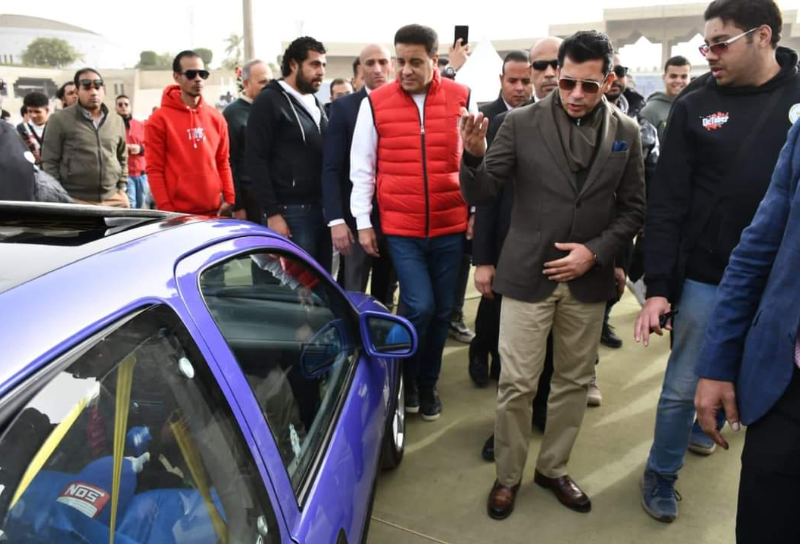 جانب من حضور وزير الرياضة لتجمع السيارات المعدلة
