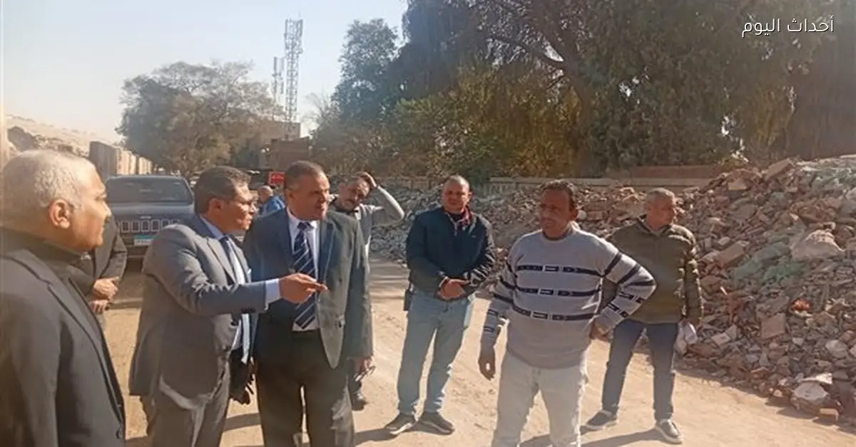 النائب طاهر الخولي يتابع إزالة القمامة في عين الصيرة