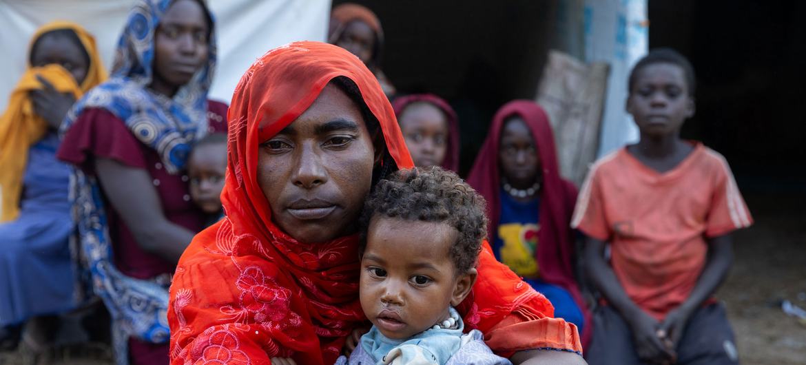 لاجئون سودانيون يتجمعون في مخيم في جمهورية أفريقيا الوسطى