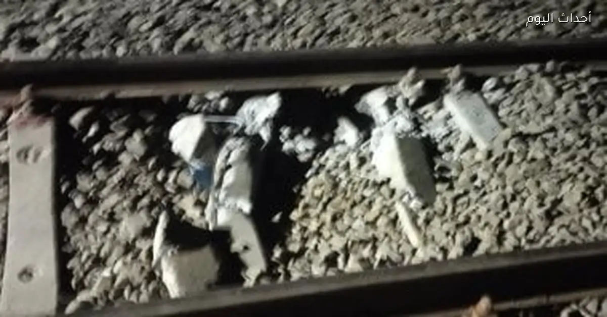 تغيير الفلنكات في موقع سقوط حاويات فارغة من قطار بطوخ