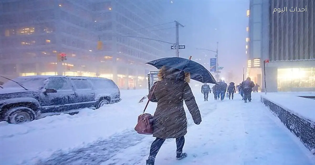 ثلوج تعطل أكثر من 10 آلاف رحلة جوية في أمريكا وعمدة نيويورك ينصح السكان بالبقاء في المنازل