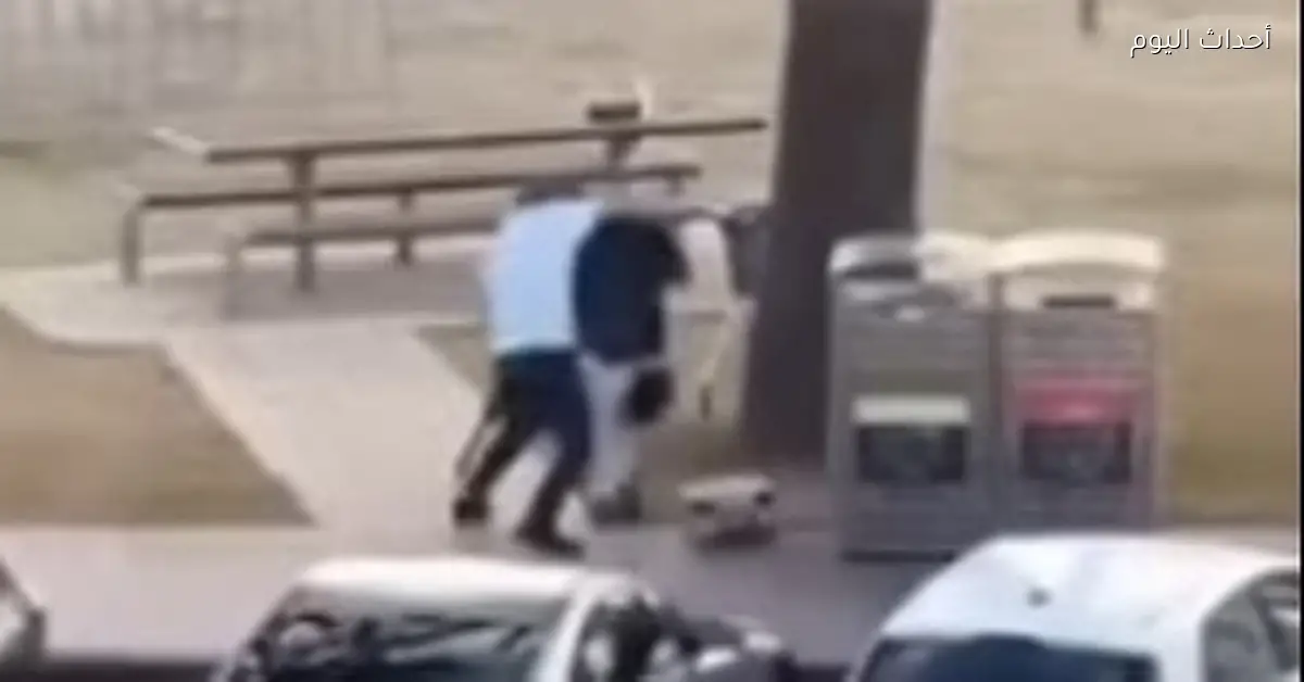 رجل يحاول انتزاع سلاح من مهاجم في هجوم سيدني الإرهابي فيديو