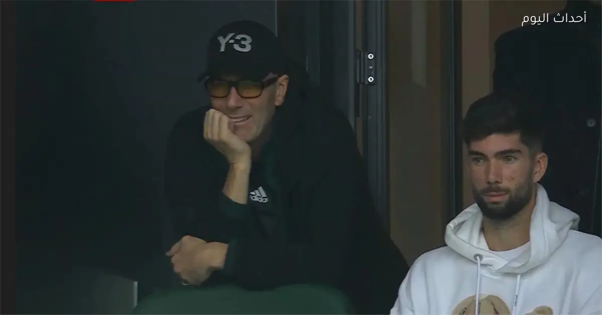 زين الدين زيدان يتفاعل مع نجله خلال مباراة الجزائر والسودان في كأس أمم إفريقيا