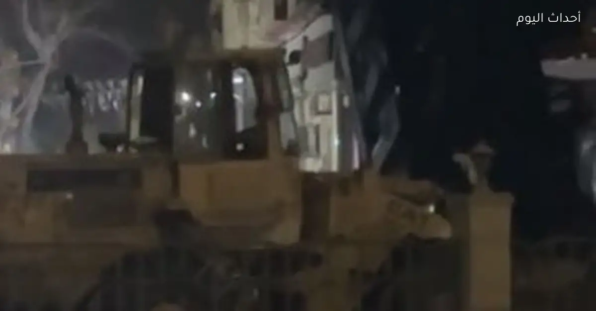 سائق يتوفى بعد سقوط سيارة نقل من أعلى دائري الطالبية واندلاع حريق في عقار سكني