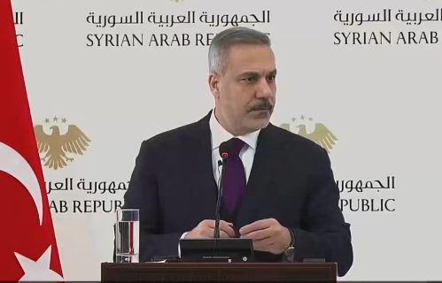 هاكان فيدان أثناء قطع حديثه في المؤتمر الصحفي، أحداث اليوم