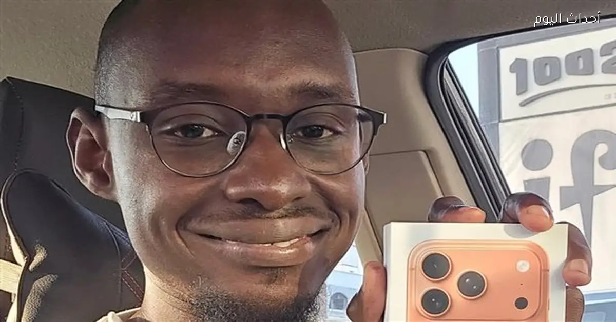 صانع محتوى سوداني يهدي شقيقته أول آيفون
