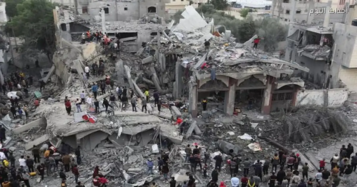 قصف مدفعي إسرائيلي يستهدف مبنى للنازحين في غزة ويسفر عن شهداء ومصابين