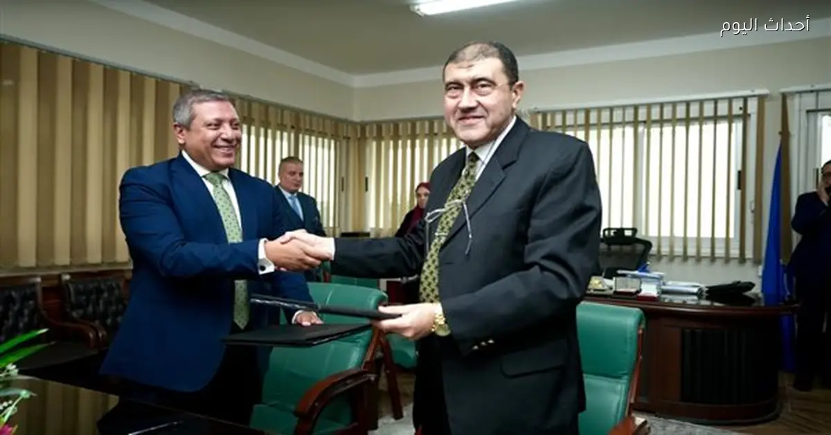 قناة السويس وبنك التنمية الصناعية يوقعان بروتوكول لإصدار بطاقات الموظفين