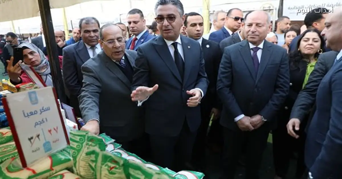 محافظ القاهرة ووزير التموين يزوران سوق اليوم الواحد في المرج