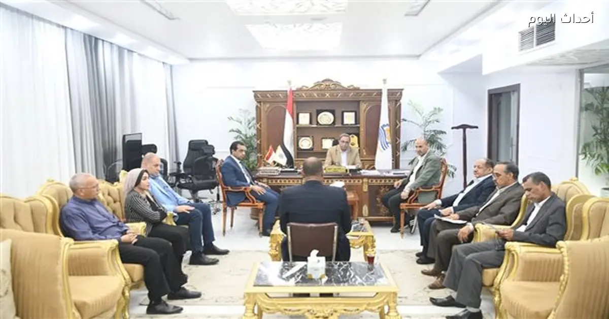 محافظ قنا يناقش تعزيز الفرص الاستثمارية مع رئيس الإدارة المركزية