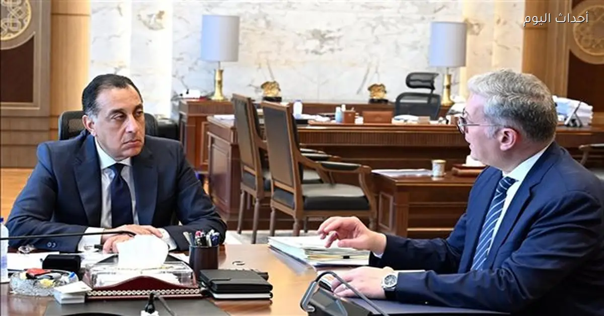 مدبولي يستعرض إنجاز 90% من توصيل الغاز مع وزير البترول