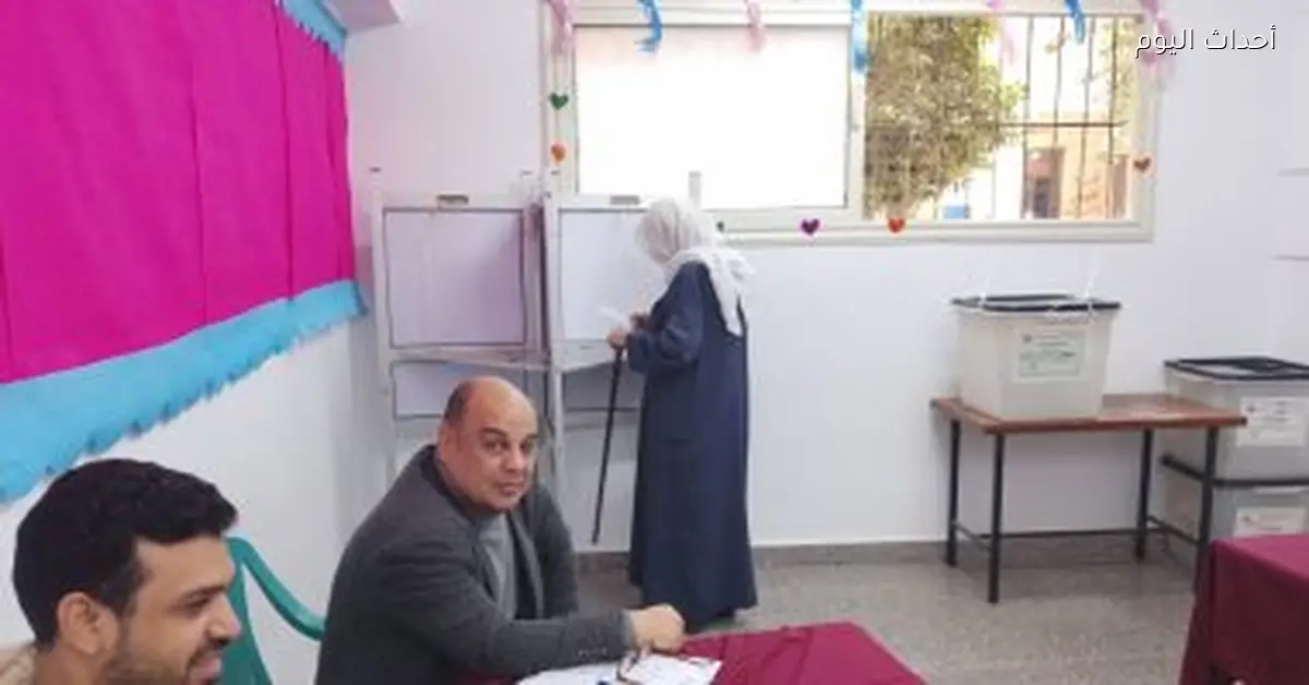 مواطنون يتوافدون على لجان المطرية ومسن يستعين بعكاز للإدلاء بصوته