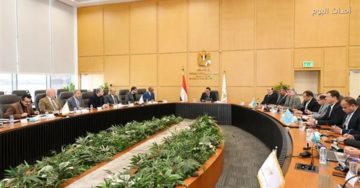 وزير الإسكان يتابع تنفيذ 10315 مشروعًا في 746 قرية