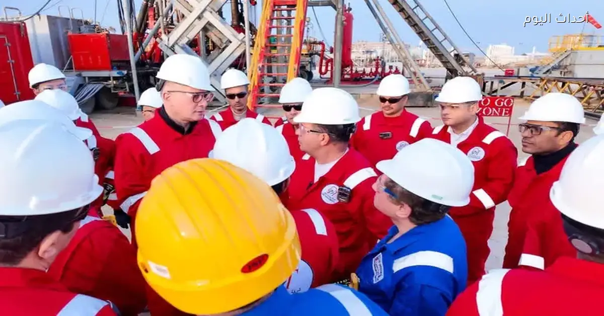 وزير البترول يزور موقع شركة الحديثة للحفر المصرية في الكويت