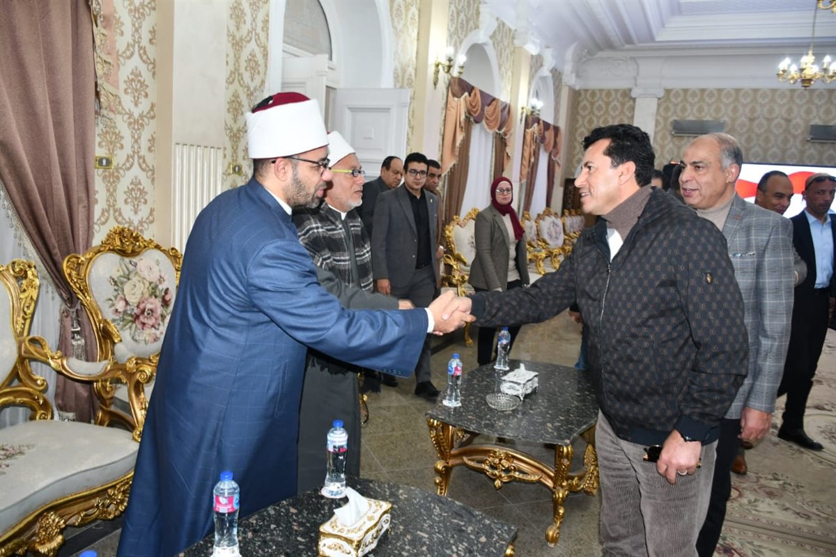 وزير الشباب والرياضة يلتقي محافظ المنيا