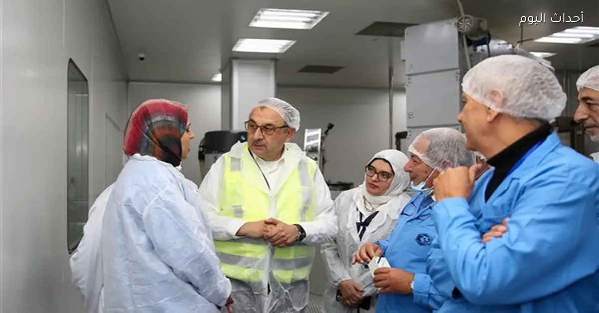 وزير قطاع الأعمال يتفقد شركة القاهرة للأدوية لمتابعة العمل فيها