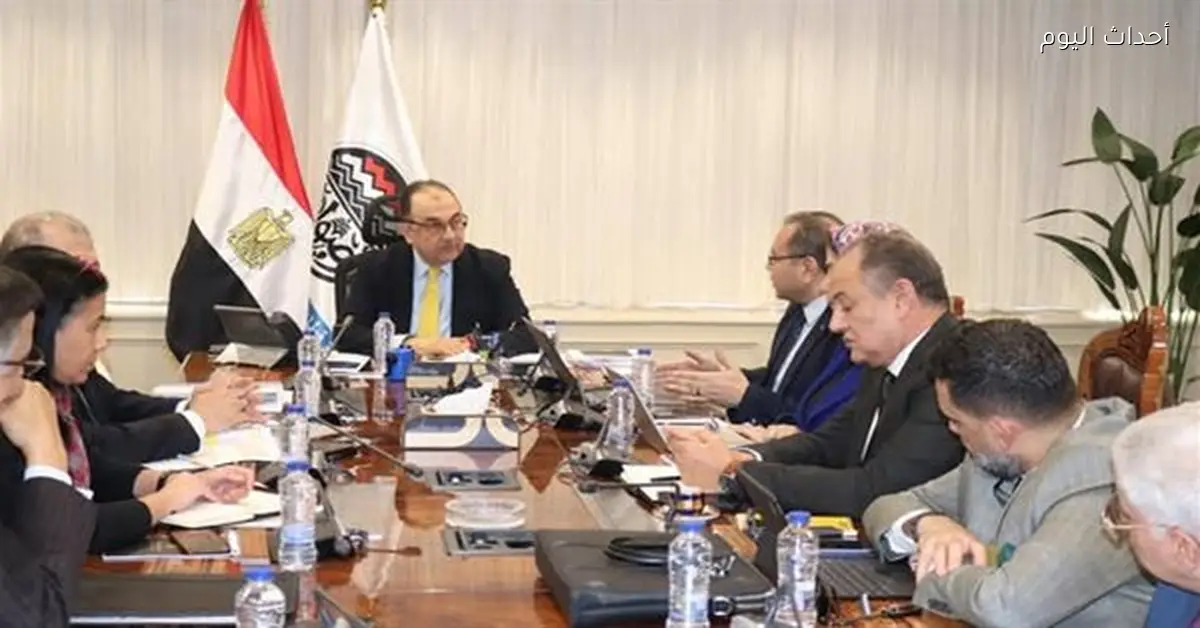 وزير قطاع الأعمال يطلع على مستجدات مشروع الغزل والنسيج