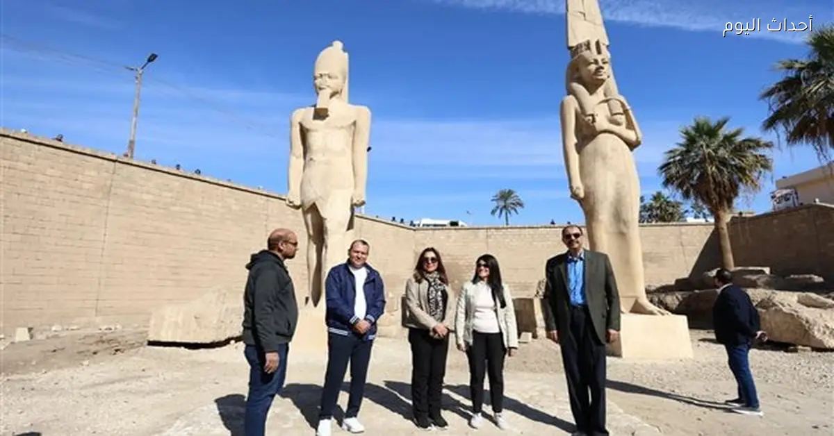 وزيرة التخطيط ومحافظ سوهاج يتفقدان قرية النساجين