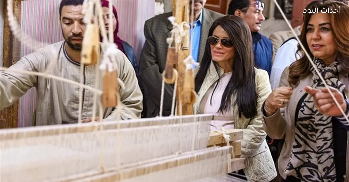 وزيرتا التخطيط والتنمية المحلية تتفقدان قرية النساجين في سوهاج