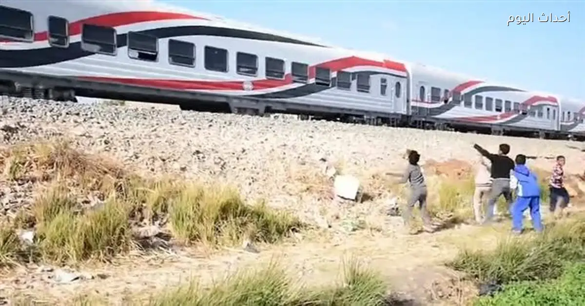 النقل تدعو المواطنين للتوعية بمخاطر رشق الأطفال للقطارات