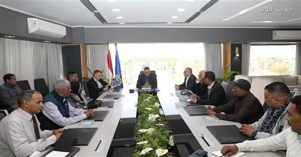 محافظ أسوان يوزع تعويضات للمتضررين من كسر خط الطرد