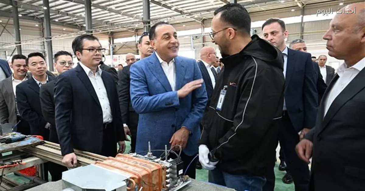 رئيس الوزراء يتحدث مع عامل خلال افتتاح مجمع شين جين