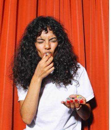 تناول الحلويات