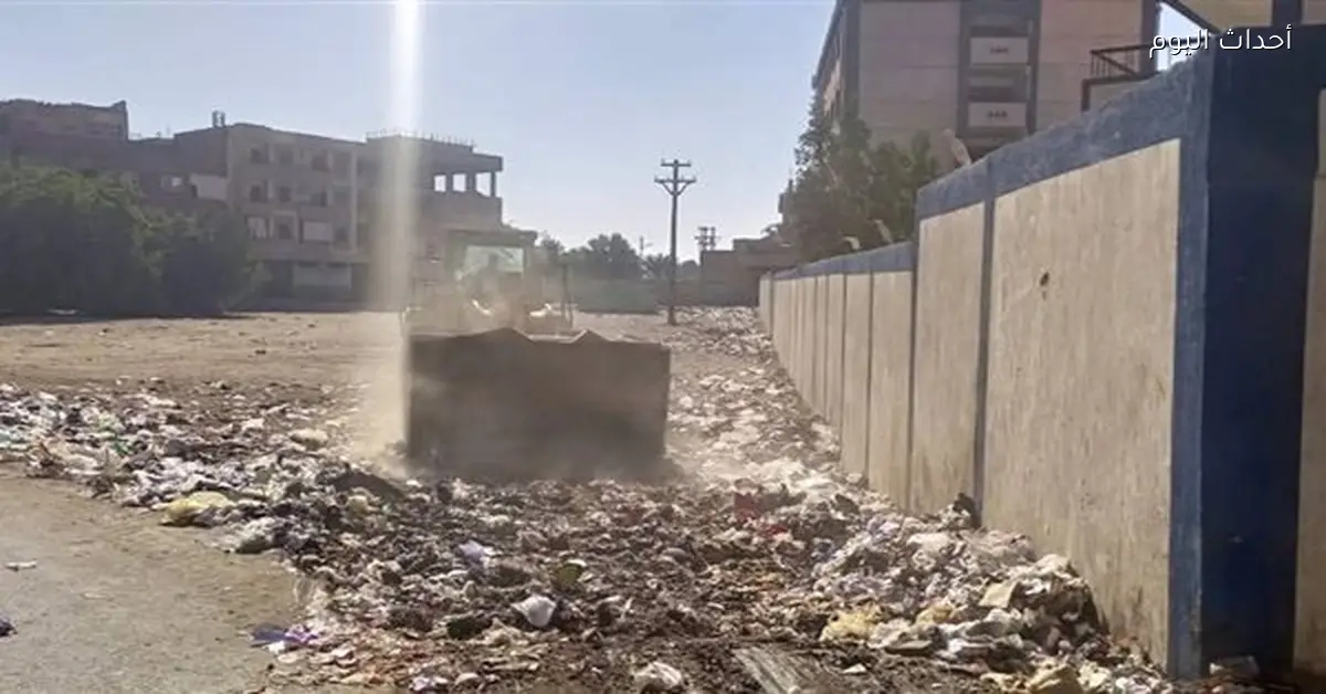 إلقاء المخلفات خارج الحاويات يؤذي المواطنين في قنا