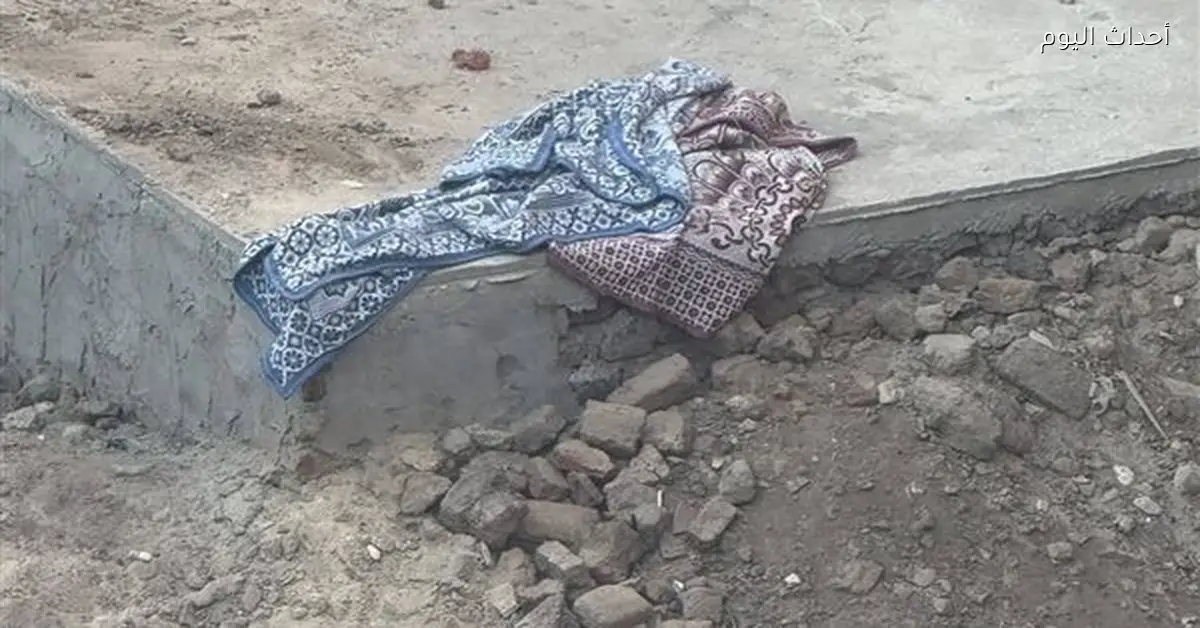 عامل في قنا ينقل جثمان والده من قبره إلى منزله