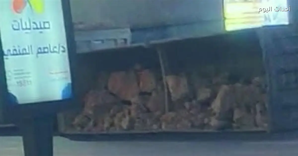 حمولة سيارة تسقط وتسبب تعطيل الكورنيش بالإسكندرية