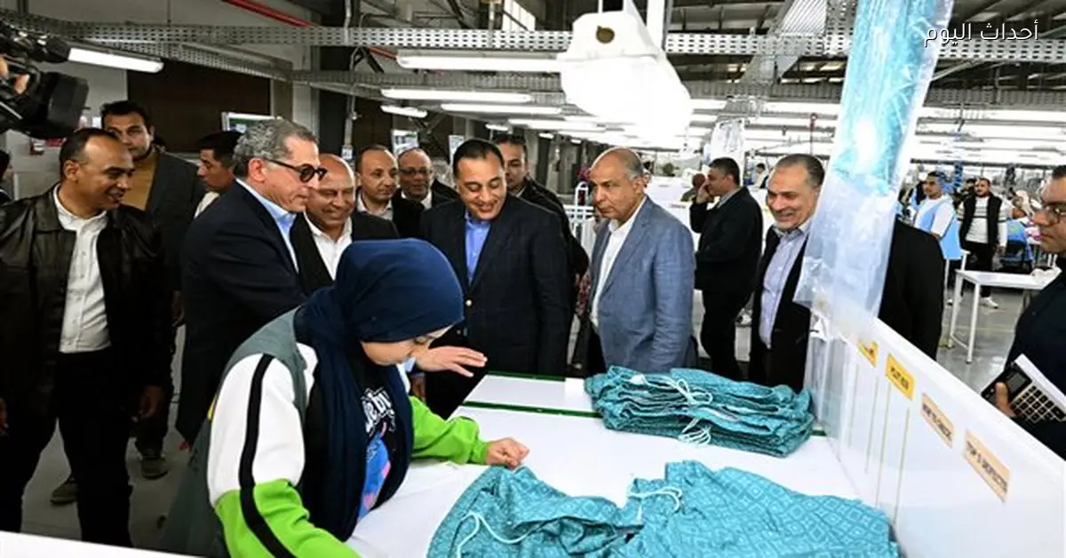 رئيس الوزراء يزور مصنع الجيزة للملابس في المنيا